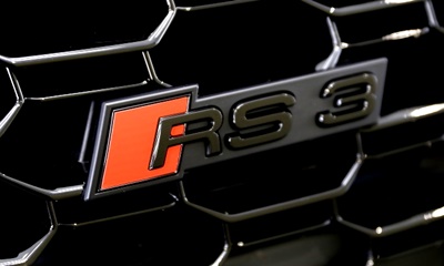 Audi純正RS3(8V)ブラックフロントエンブレム Audiエンブレム マニアックス公式通販｜maniacs web shop