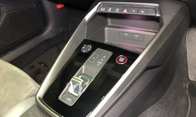 Audi純正A3/S3/RS3(8Y)グロスブラックセンターコンソールトリム パネル